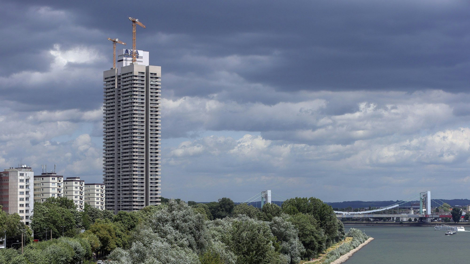 Auf dem Dach des AXA-Hochhauses sind zwei Baukräne aufgebaut worden.