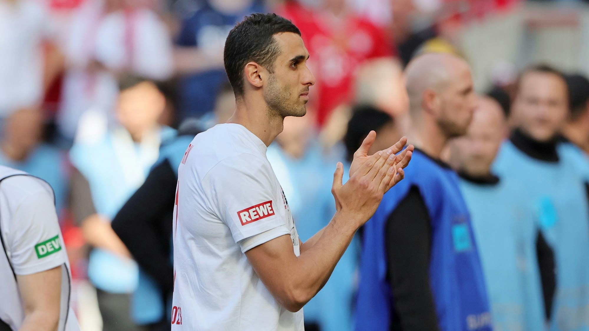 Ellyes Skhiri verabschiedet sich im Heimspiel der Kölner gegen Bayern München von den FC-Fans.