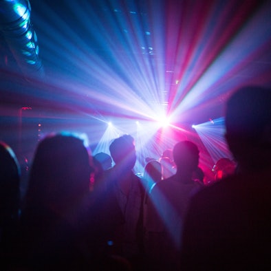 Menschen feiern in einer Disco.