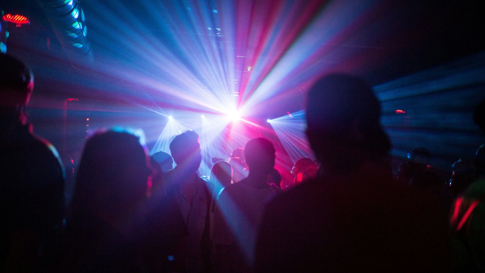 Menschen feiern in einer Disco.