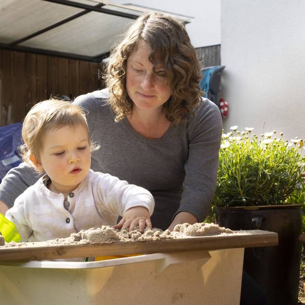 Thema: Mutter spielt mit ihrem Kind in einer Sandkiste. Bonn Deutschland *** subject mother playing with her child in a sandbox Bonn Germany Copyright: xUtexGrabowsky/photothek.netx