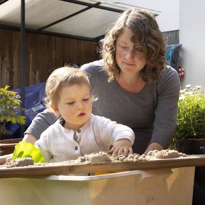 Thema: Mutter spielt mit ihrem Kind in einer Sandkiste. Bonn Deutschland *** subject mother playing with her child in a sandbox Bonn Germany Copyright: xUtexGrabowsky/photothek.netx
