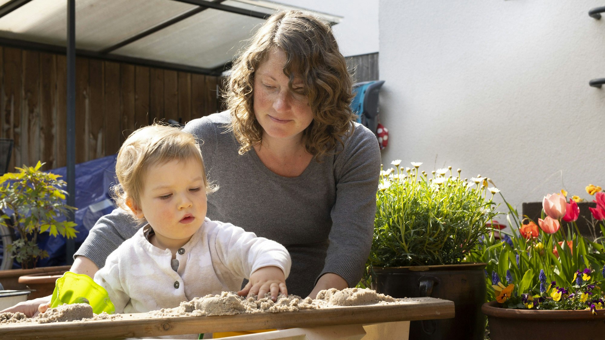 Thema: Mutter spielt mit ihrem Kind in einer Sandkiste. Bonn Deutschland *** subject mother playing with her child in a sandbox Bonn Germany Copyright: xUtexGrabowsky/photothek.netx