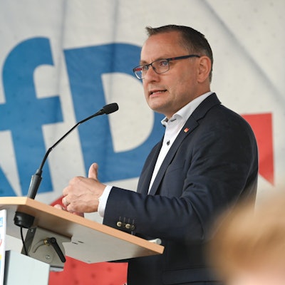 Tino Chrupalla, Bundessprecher der AfD, spricht auf einer AfD-Kundgebung