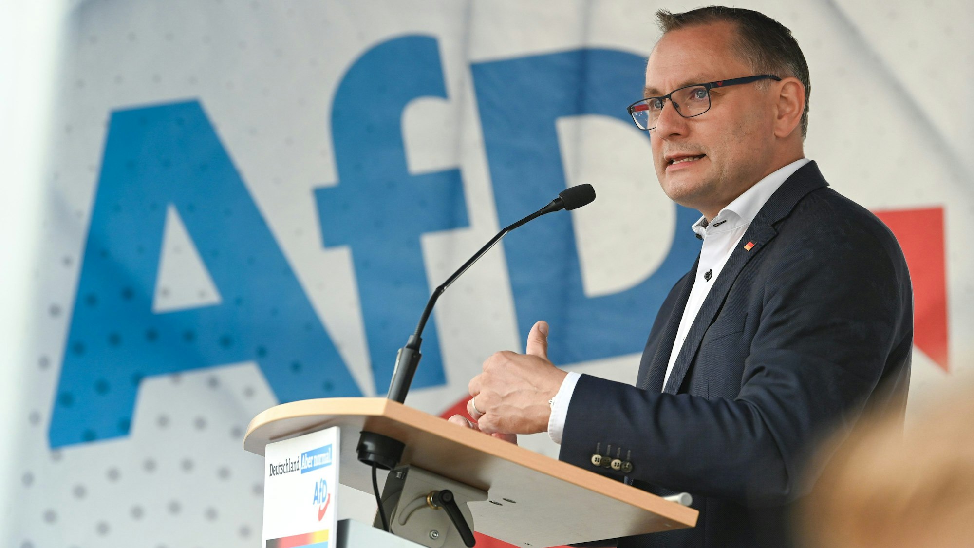 Tino Chrupalla, Bundessprecher der AfD, spricht auf einer AfD-Kundgebung