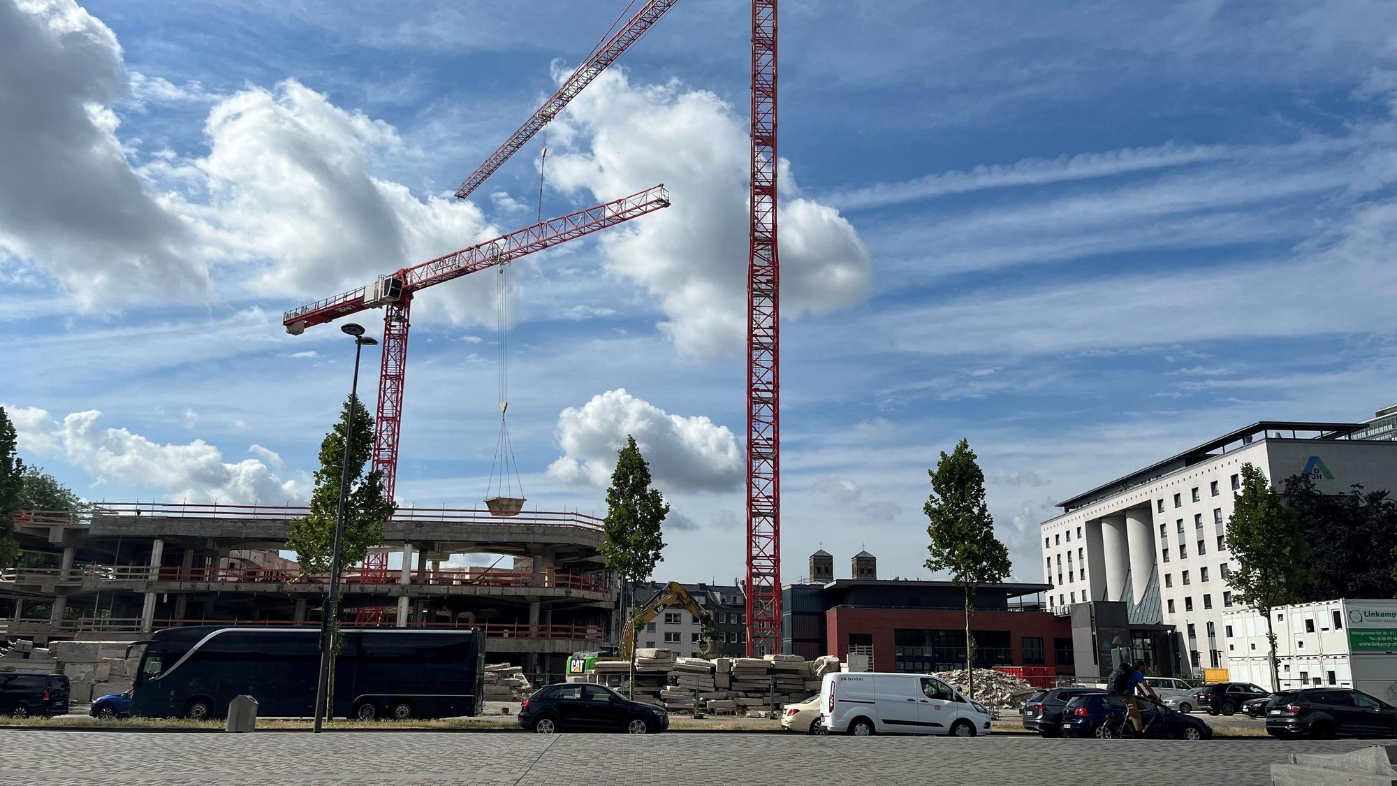 Das Bild zeigt zwei Baukräne.