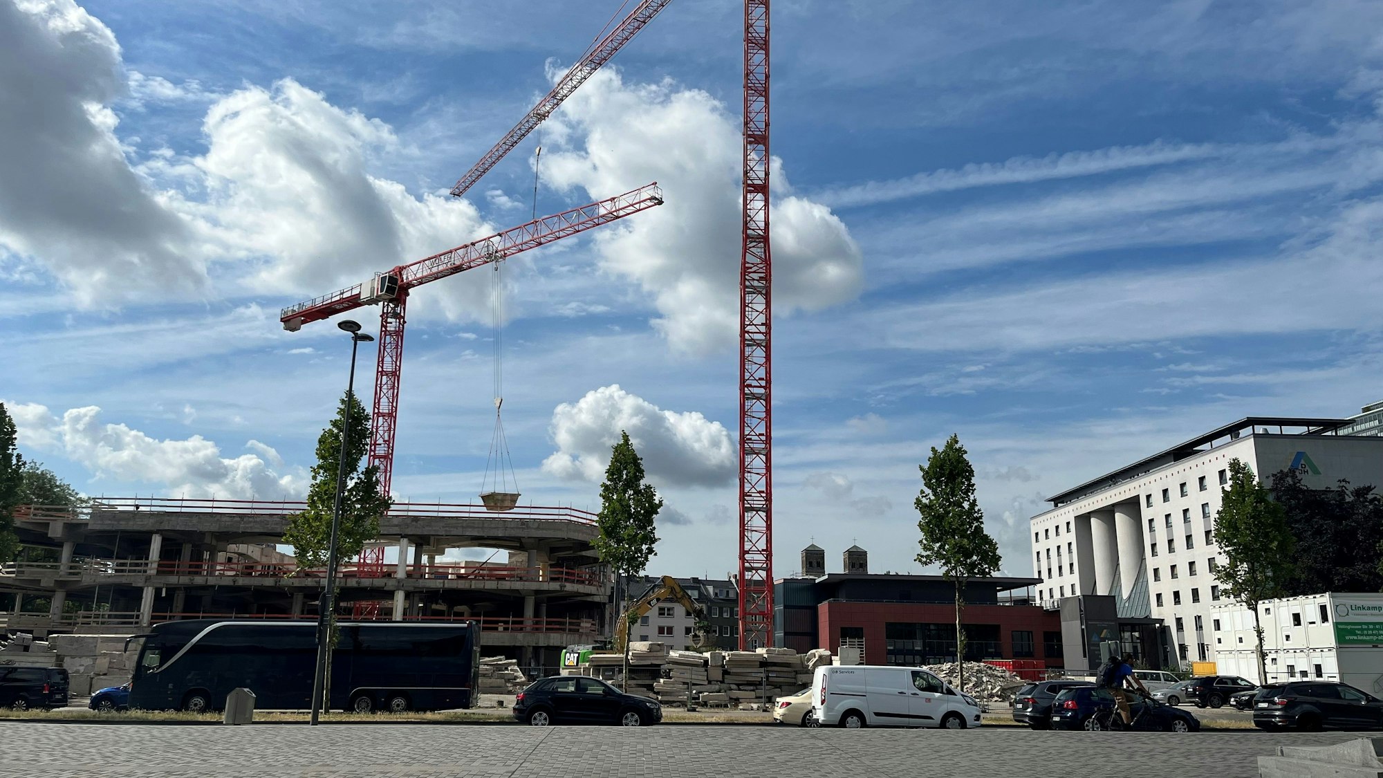 Das Bild zeigt zwei Baukräne.