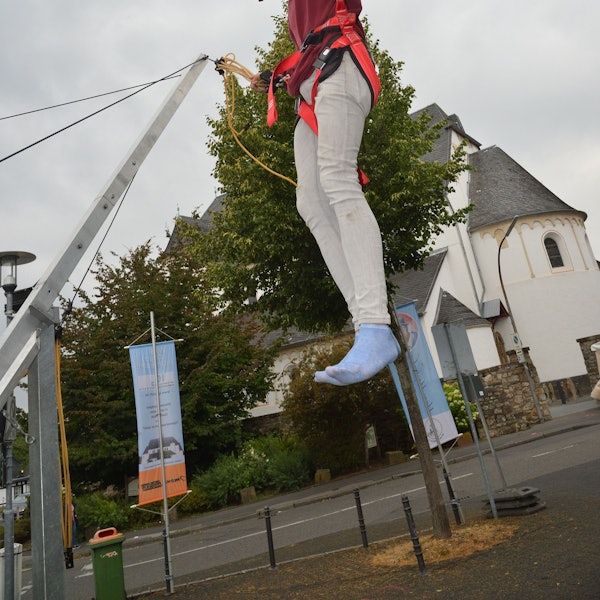 Ein Besucher des Dorffest Paffrath auf einem Trampolin.
