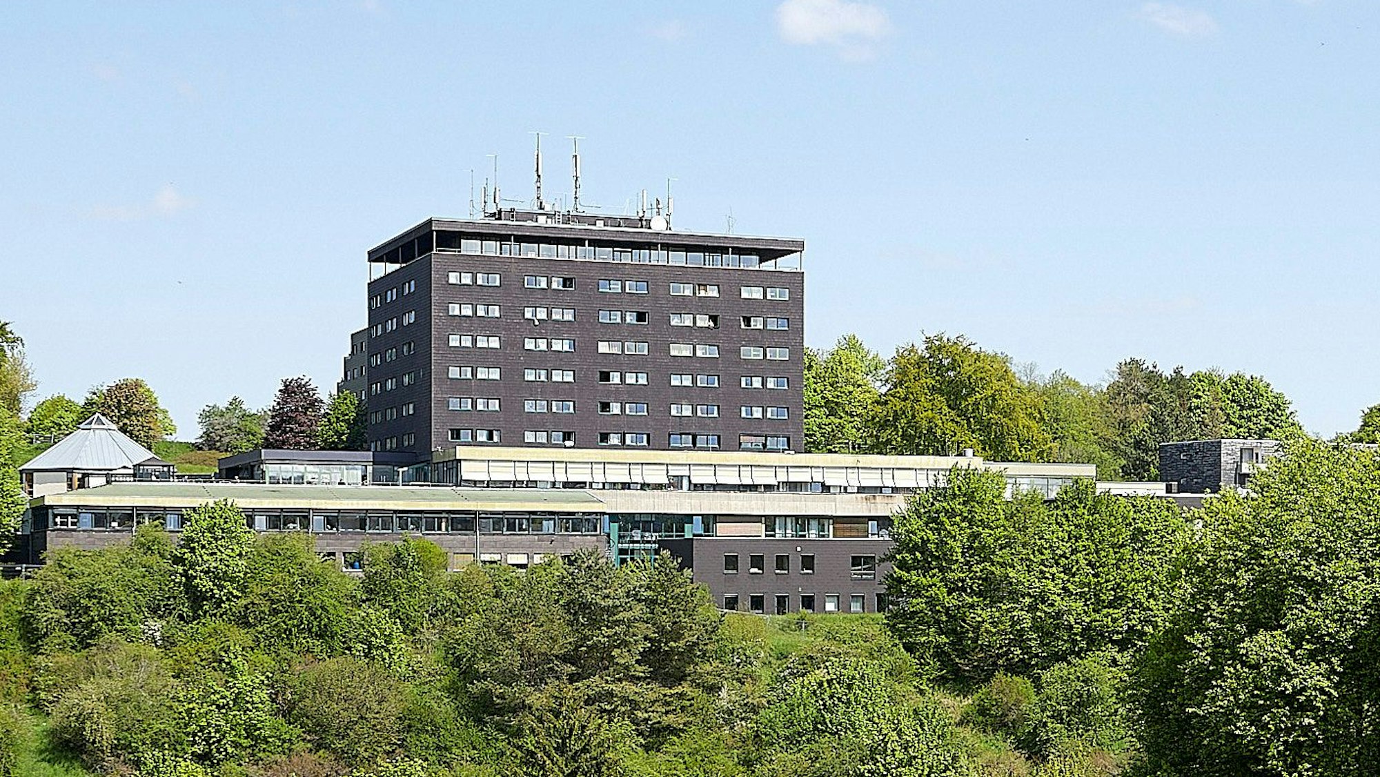 Der Komplex der ehemaligen Eifelhöhen-Klinik in Marmagen wird aktuell als Unterkunft für Geflüchtete genutzt.