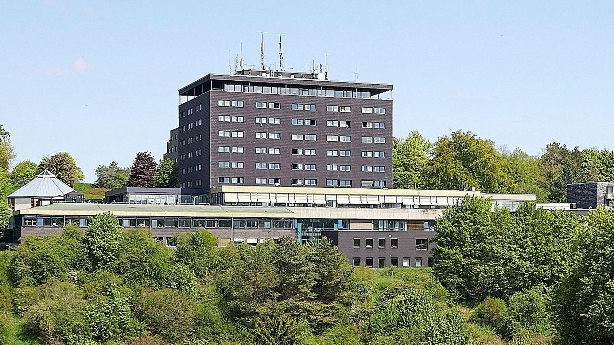 Der Gebäudekomplex der einstigen Eifelhöhen-Klinik liegt im Grünen am Ortsrand von Marmagen.