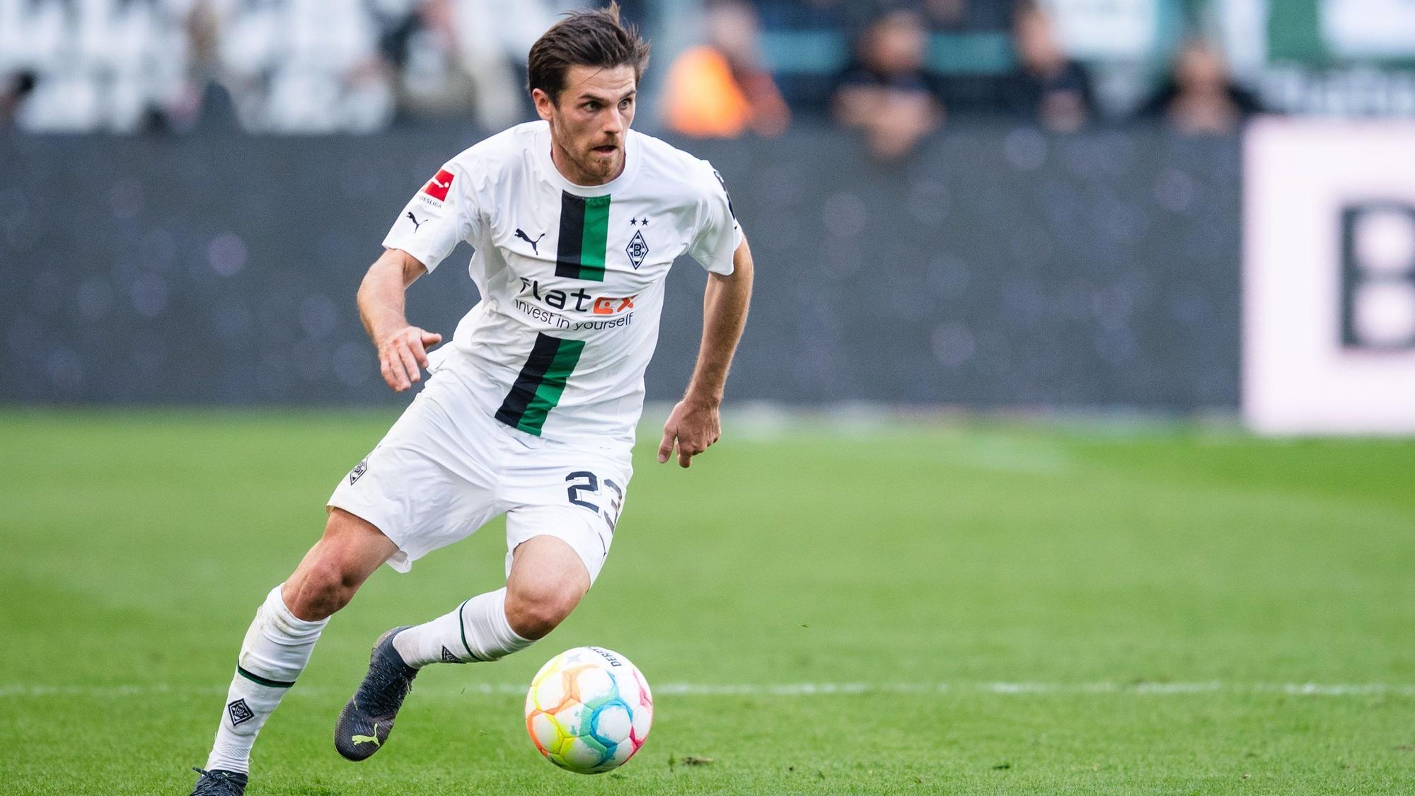 Gladbachs Jonas Hofmann spielt den Ball.