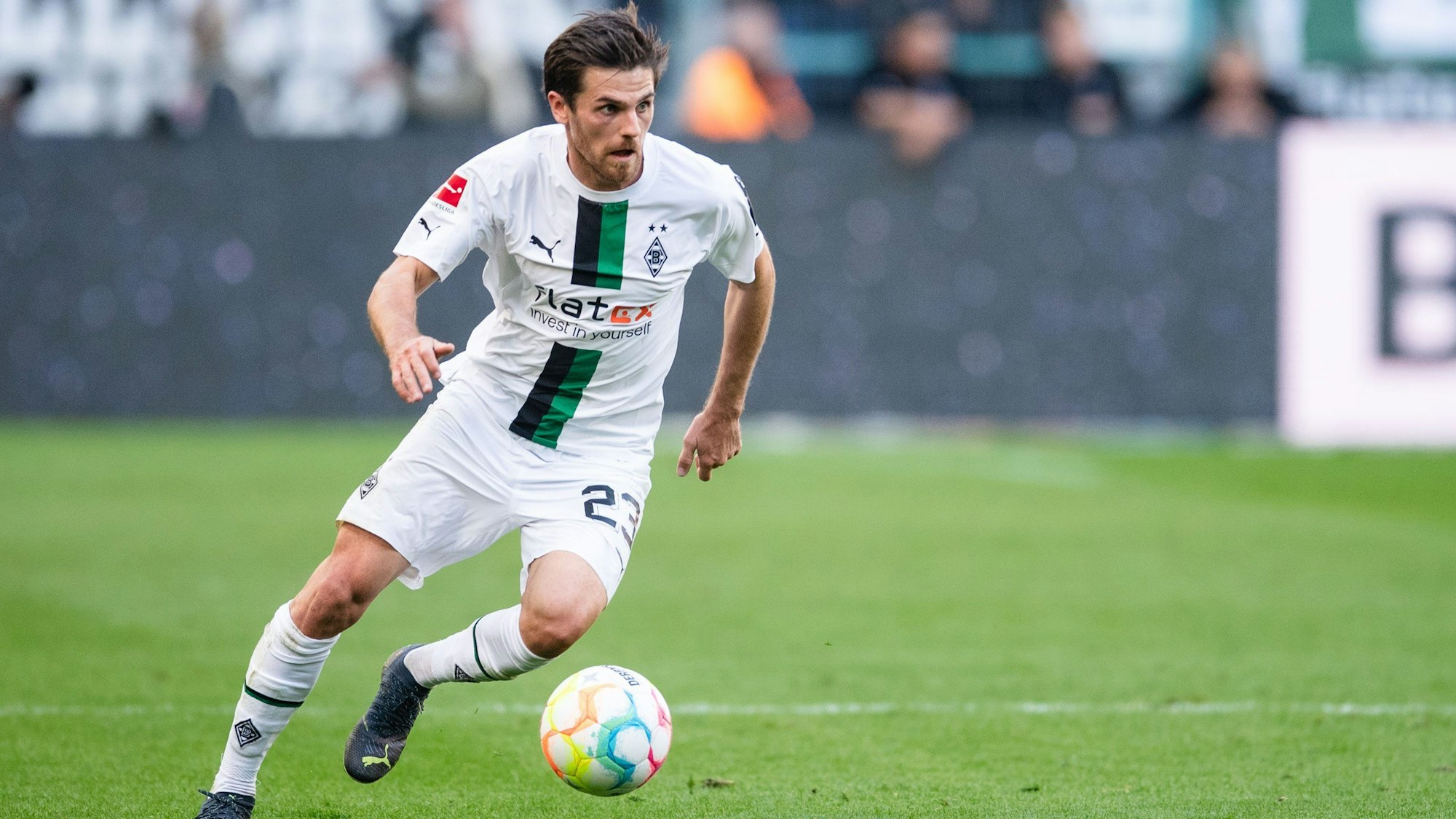 Gladbachs Jonas Hofmann spielt den Ball.