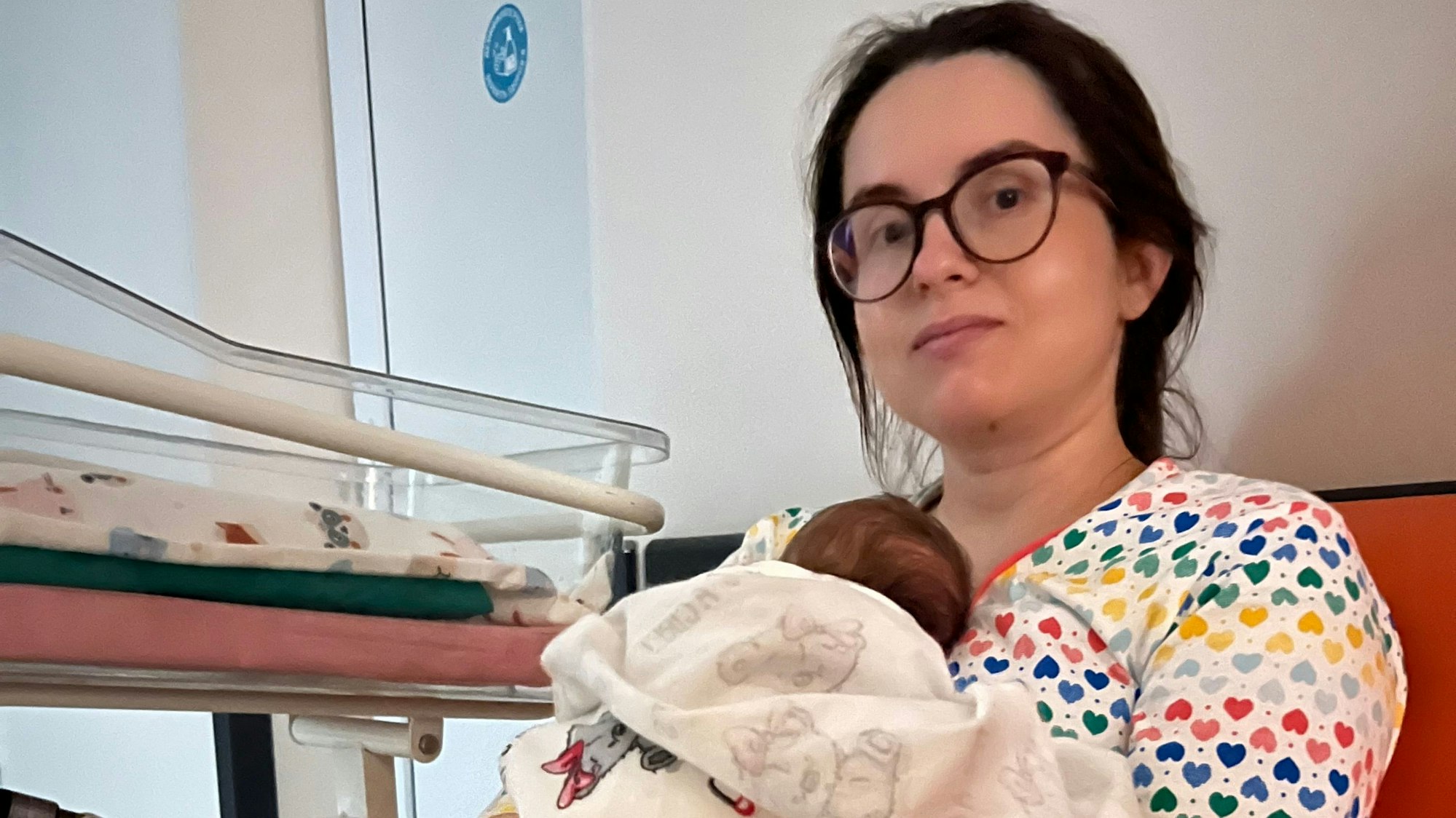 Olena Schara hält ihre neugeborene Tochter Emilia