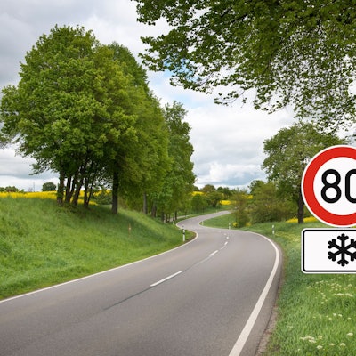 Landstraße mit Schneeflocken-Schild