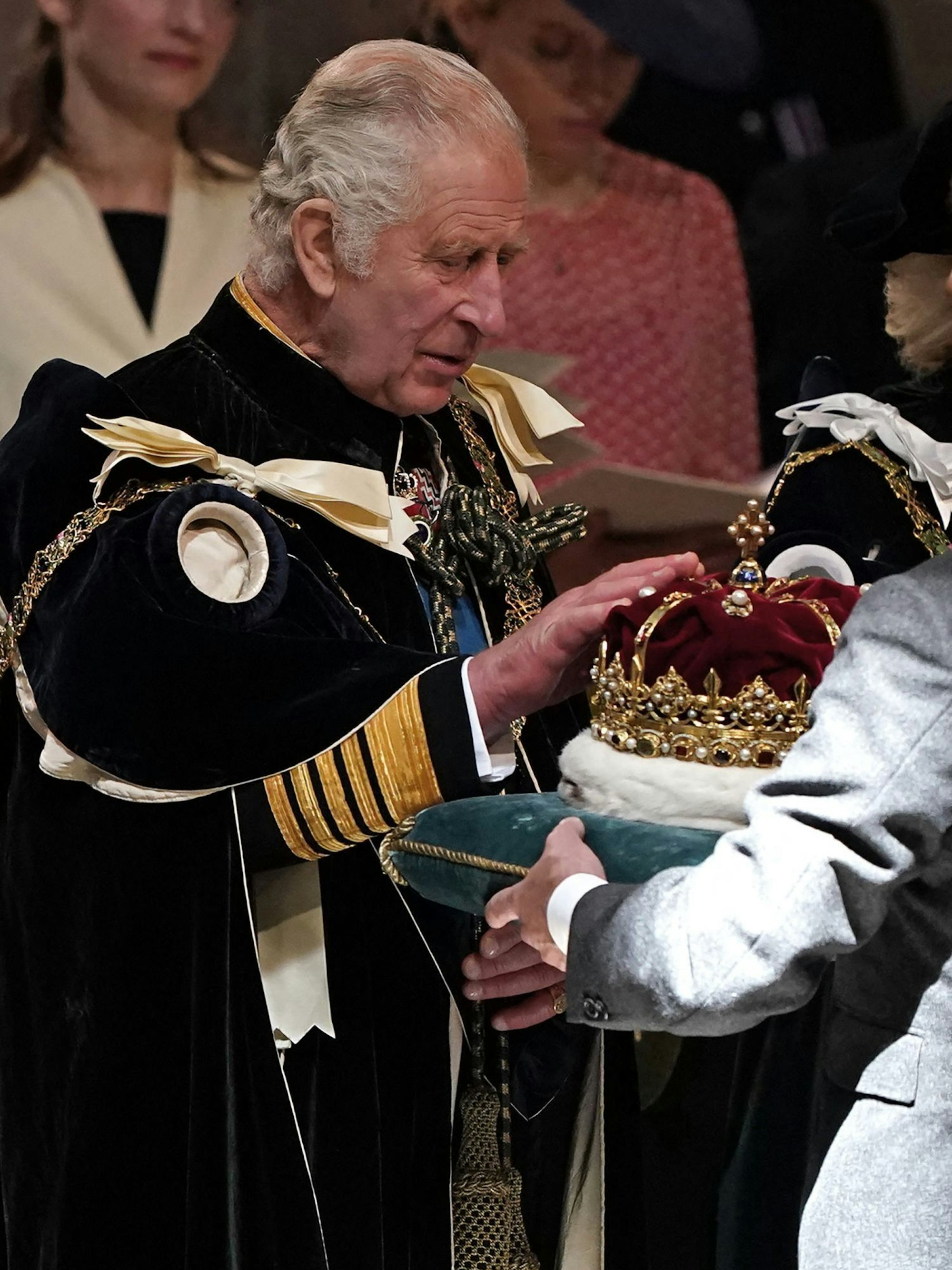 Schottland feierte die Krönung von König Charles III. und Königin Camilla mit einem nationalen Dank- und Weihegottesdienst, bei dem dem König die schottischen Ehren verliehen wurden.