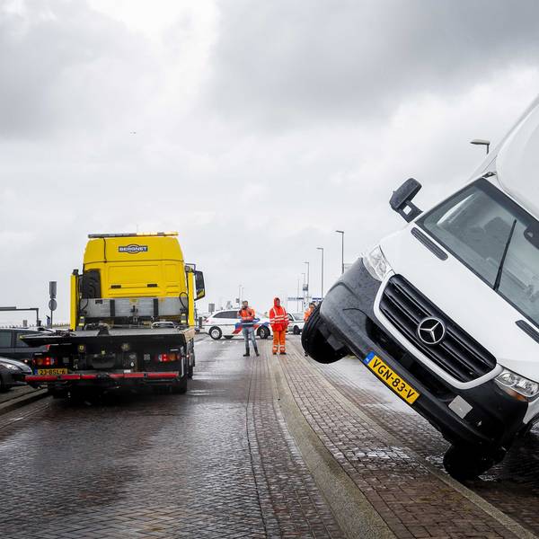 Ein umgestürzter Lastwagen steht auf dem Boulevard Barnaart in Zandvoort. Das Sturmtief „Poly“ hat mit starken Windböen für Chaos in den Niederlanden und Deutschland gesorgt.