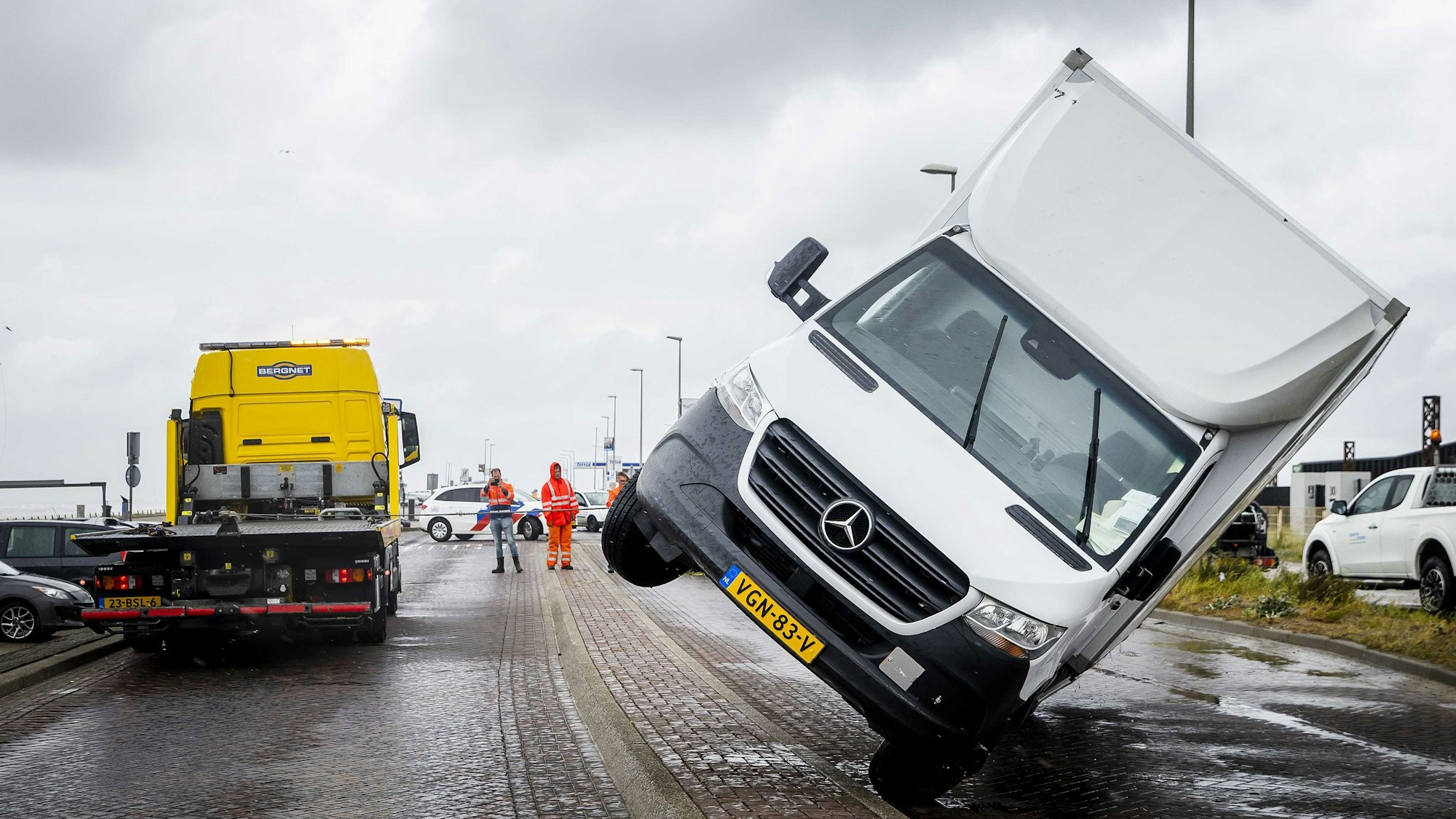 Ein umgestürzter Lastwagen steht auf dem Boulevard Barnaart in Zandvoort. Das Sturmtief „Poly“ hat mit starken Windböen für Chaos in den Niederlanden und Deutschland gesorgt.