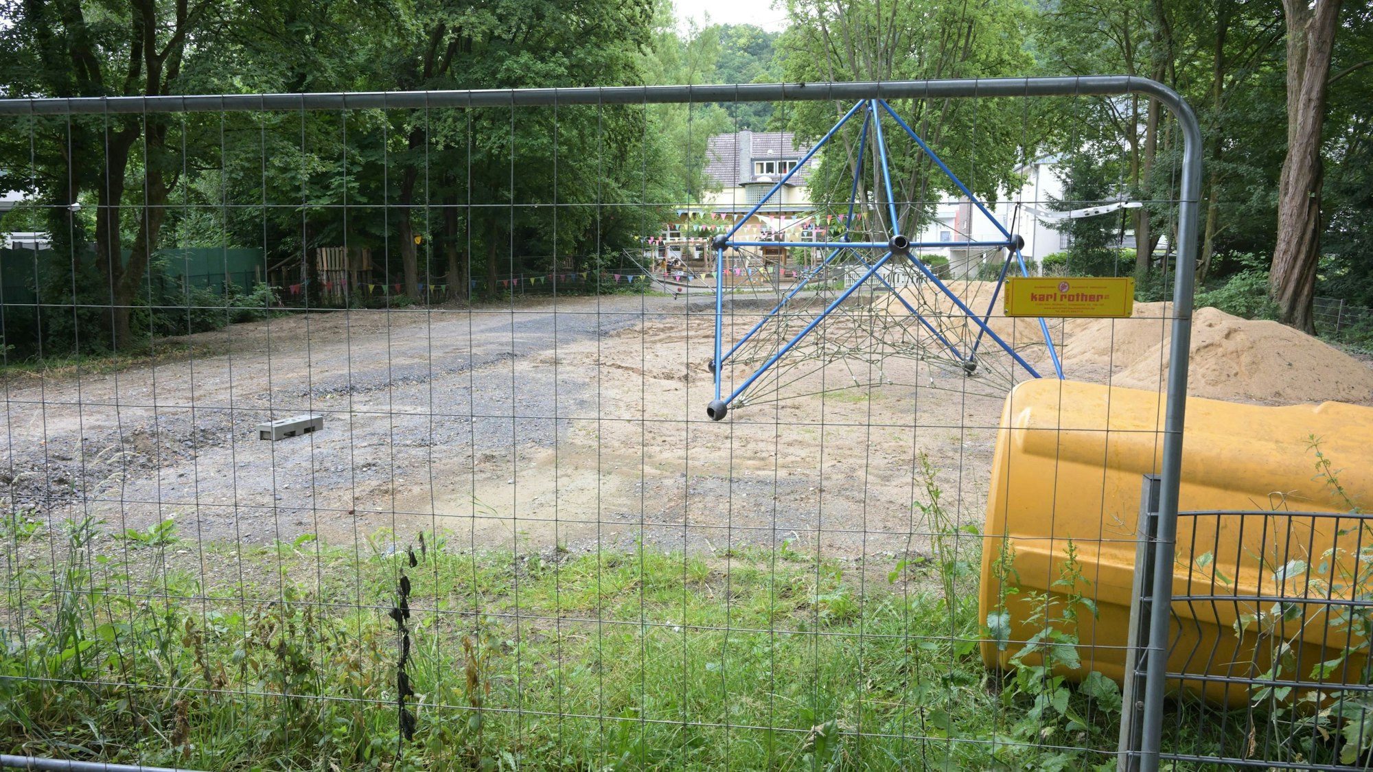 Spielplatz am Sülzufer Hoffnungsthal ist noch immer mit Bauzaun versperrt.