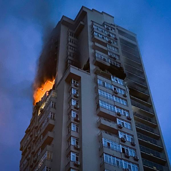 Ein mehrstöckiges Wohnhaus in Kiew brennt nach einem mutmaßlich russischen Angriff in der Nacht zum 24. Juni.