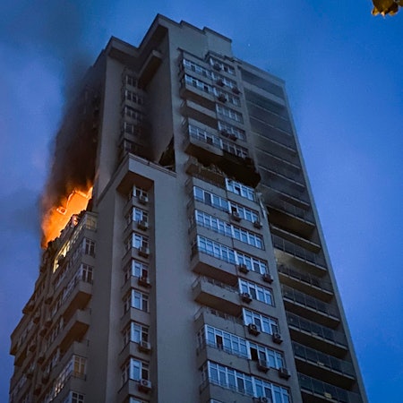 Ein mehrstöckiges Wohnhaus in Kiew brennt nach einem mutmaßlich russischen Angriff in der Nacht zum 24. Juni.