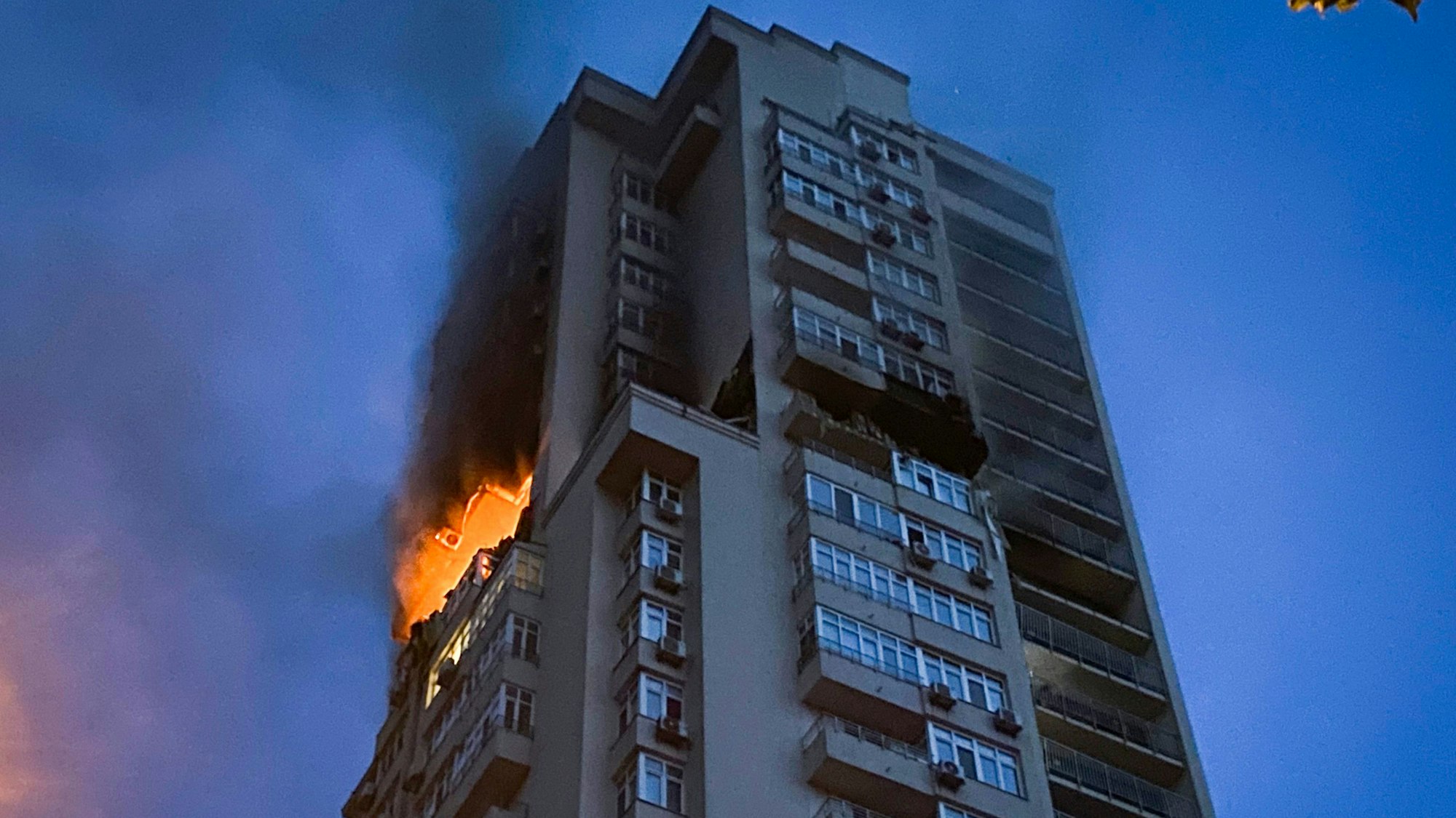 Ein mehrstöckiges Wohnhaus in Kiew brennt nach einem mutmaßlich russischen Angriff in der Nacht zum 24. Juni.