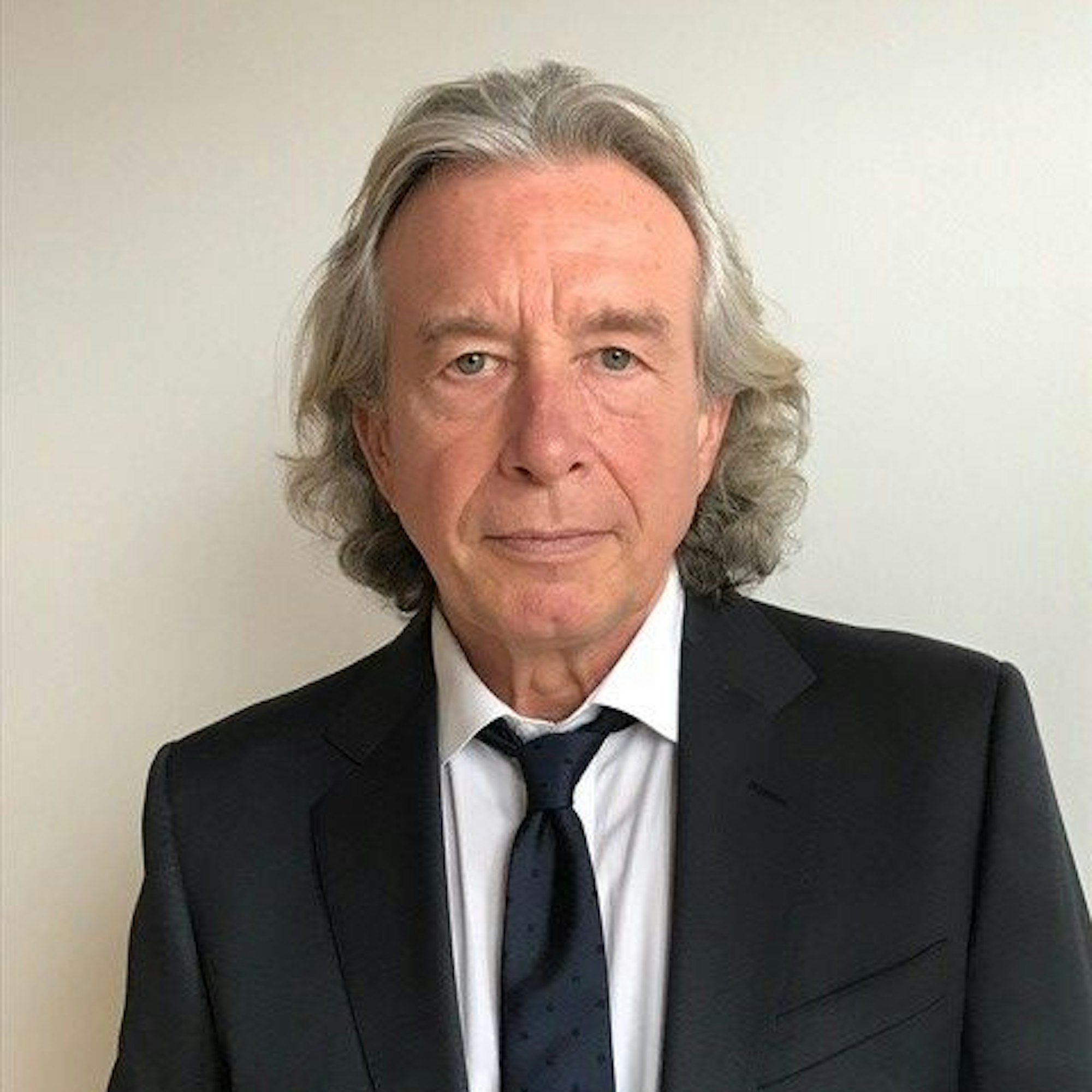 Professor Thomas Jäger, Politologe an der Universität zu Köln, ist im Halbporträt zu sehen. Er trägt einen dunklen Anzug, dunkle Krawatte und ein weißes Hemd.