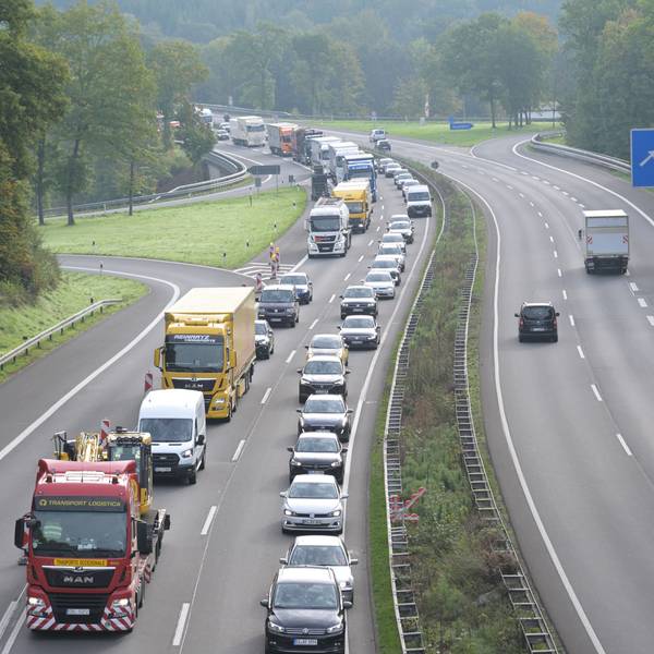 Auf der Autobahn 4 staut sich der Verkehr in Fahrtrichtung Köln vor einer Baustelle, hier ab Overath.
