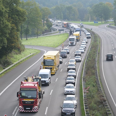 Auf der A4 in Fahrtrichtung Westen staut sich der Verkehr bei Overath weit zurück.