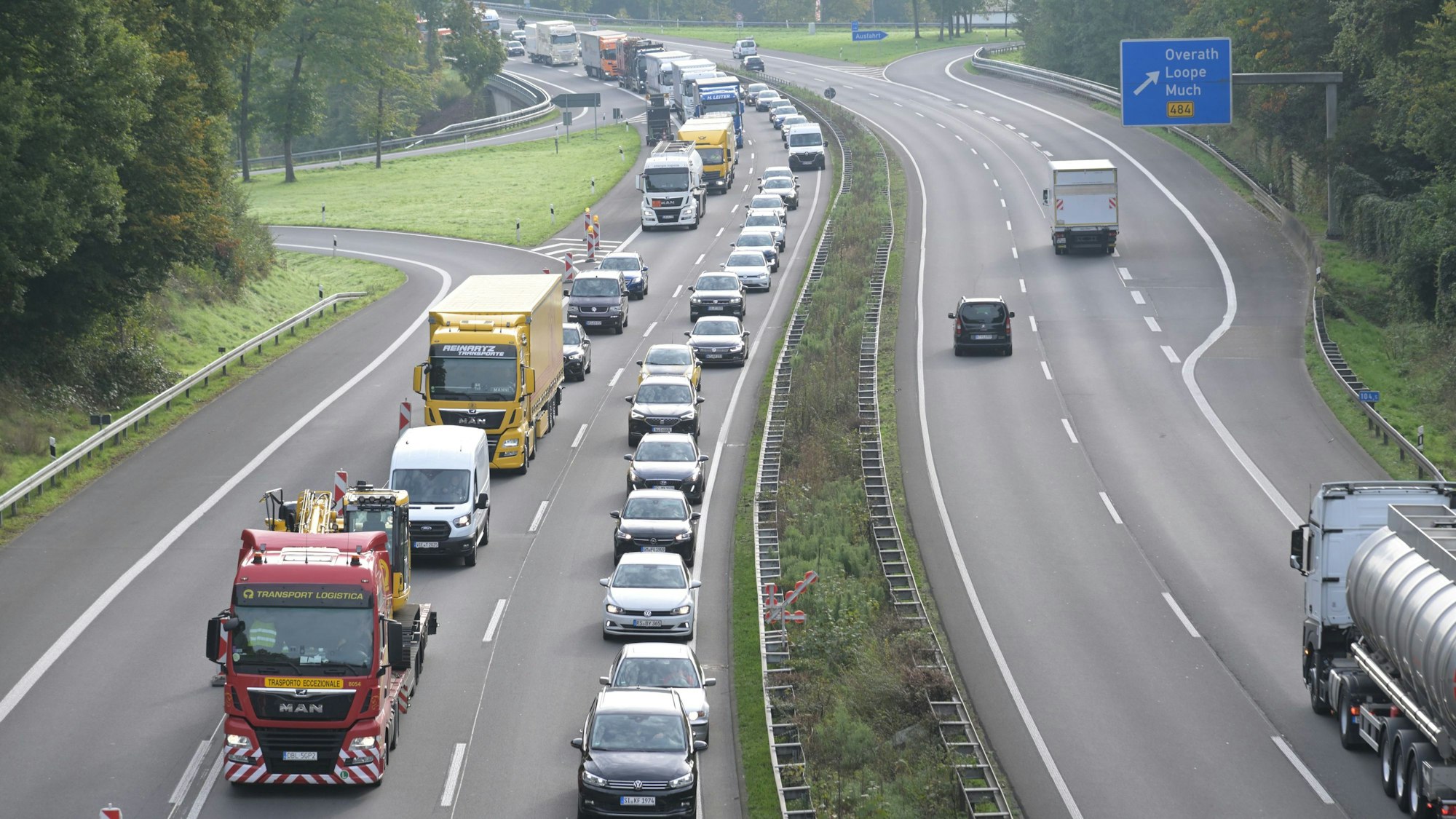 Auf der Autobahn 4 staut sich der Verkehr in Fahrtrichtung Köln vor einer Baustelle, hier ab Overath.