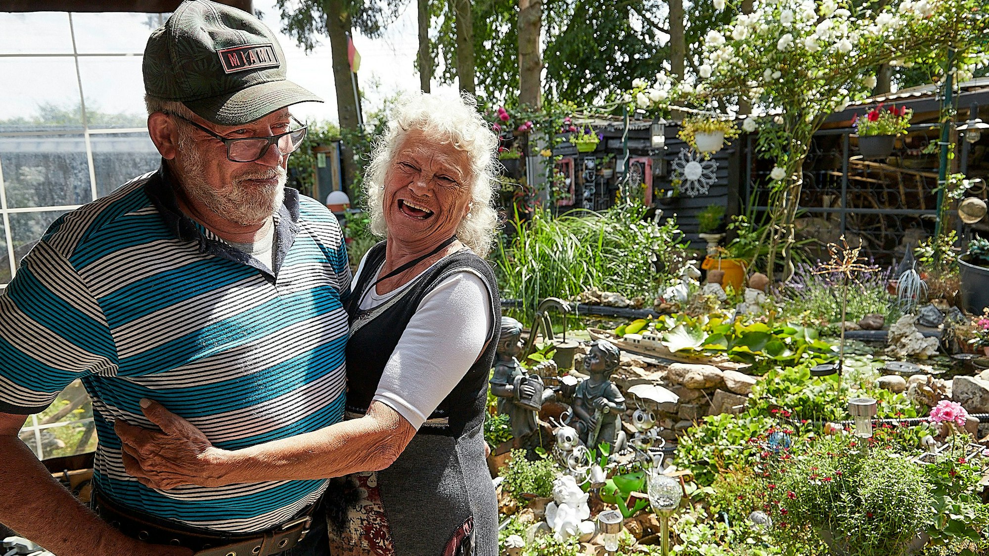 Detlef und Angelika Baldt umarmen sich im Garten.