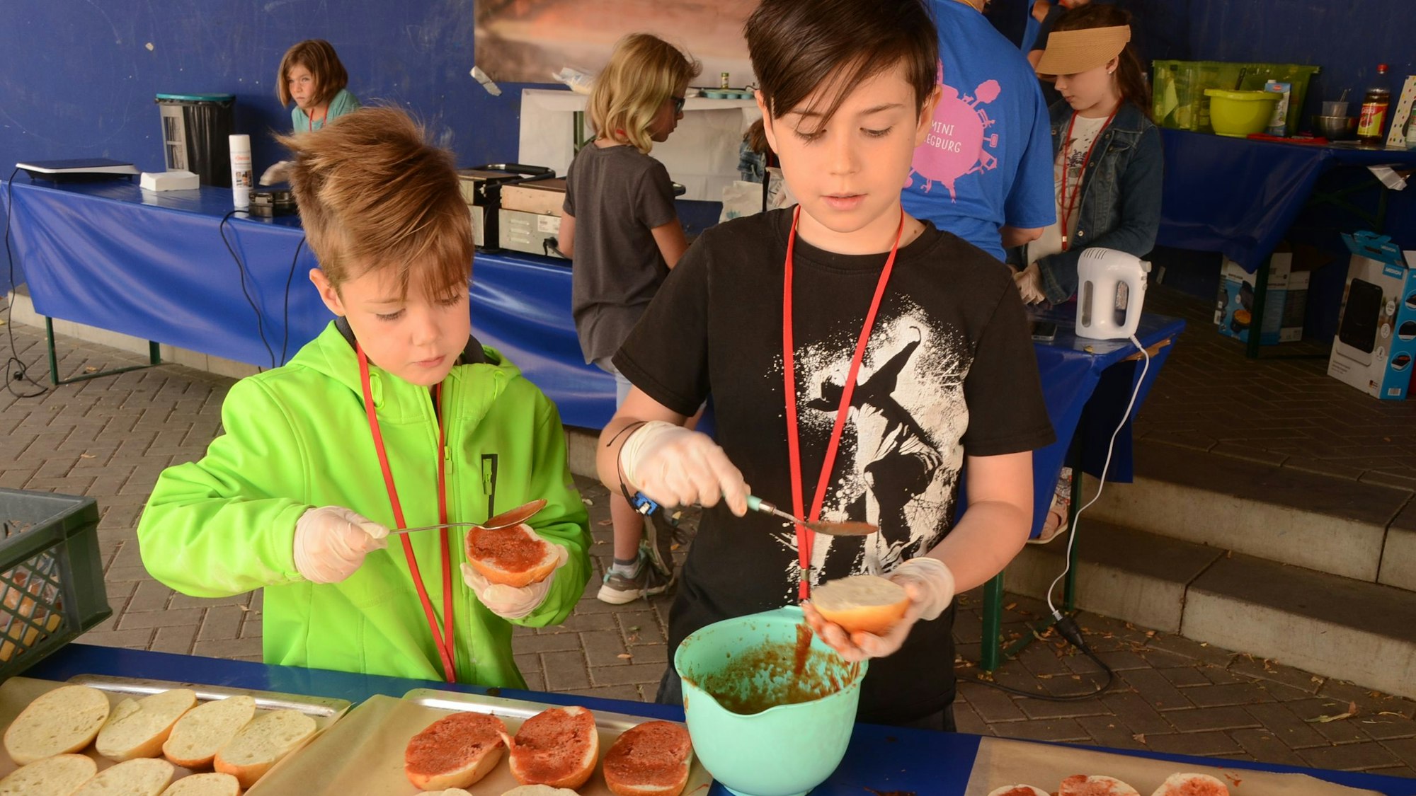Gabriel (links) und sein Bruder Vito schmieren Brötchen für die Snackbar.