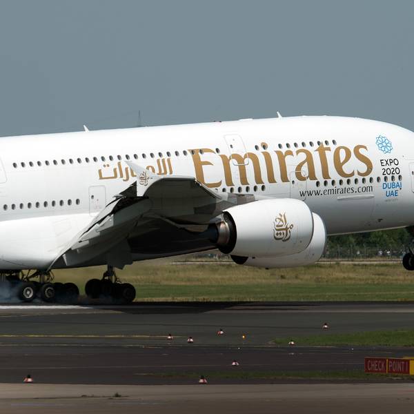 Ein Airbus A380 der arabischen Fluggesellschaft Emirates beim Landeanflug auf den Flughafen Düsseldorf. (Symbolbild)