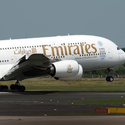 Ein Airbus A380 der arabischen Fluggesellschaft Emirates beim Landeanflug auf den Flughafen Düsseldorf. (Symbolbild)