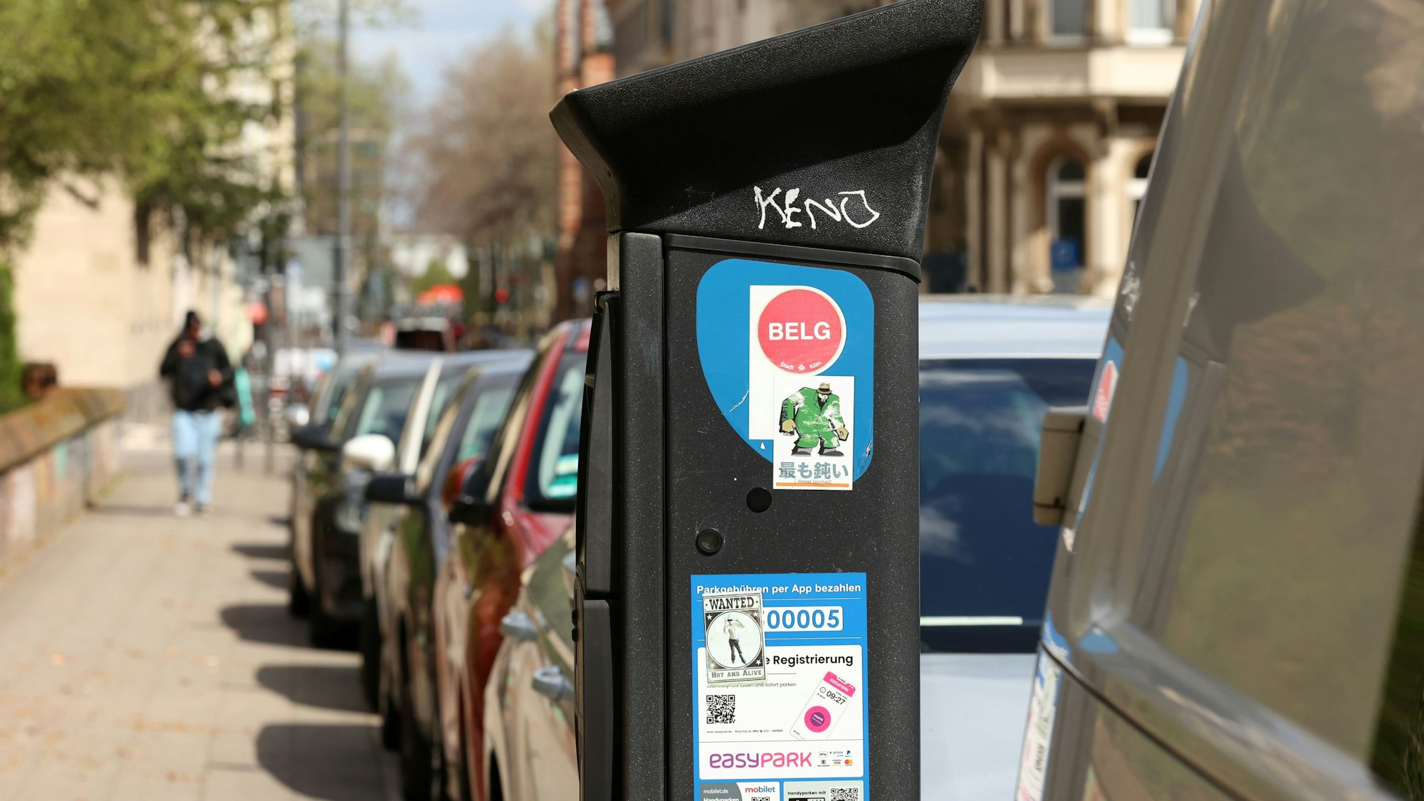 Ein Parkscheinautomat mit dem Roten Punkt für das Anwohnerparken im Belgischen Viertel.