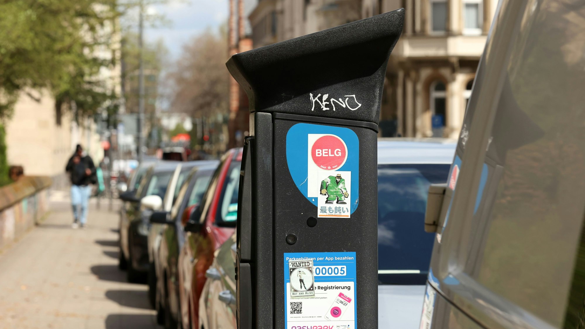 11.04.2023
Köln:
Illustrationen zum Thema Anwohnerparken bzw. Bewohnerparken.
Parkscheinautomat mit Anwohnerparken Belgisches Viertel
Foto: Martina Goyert