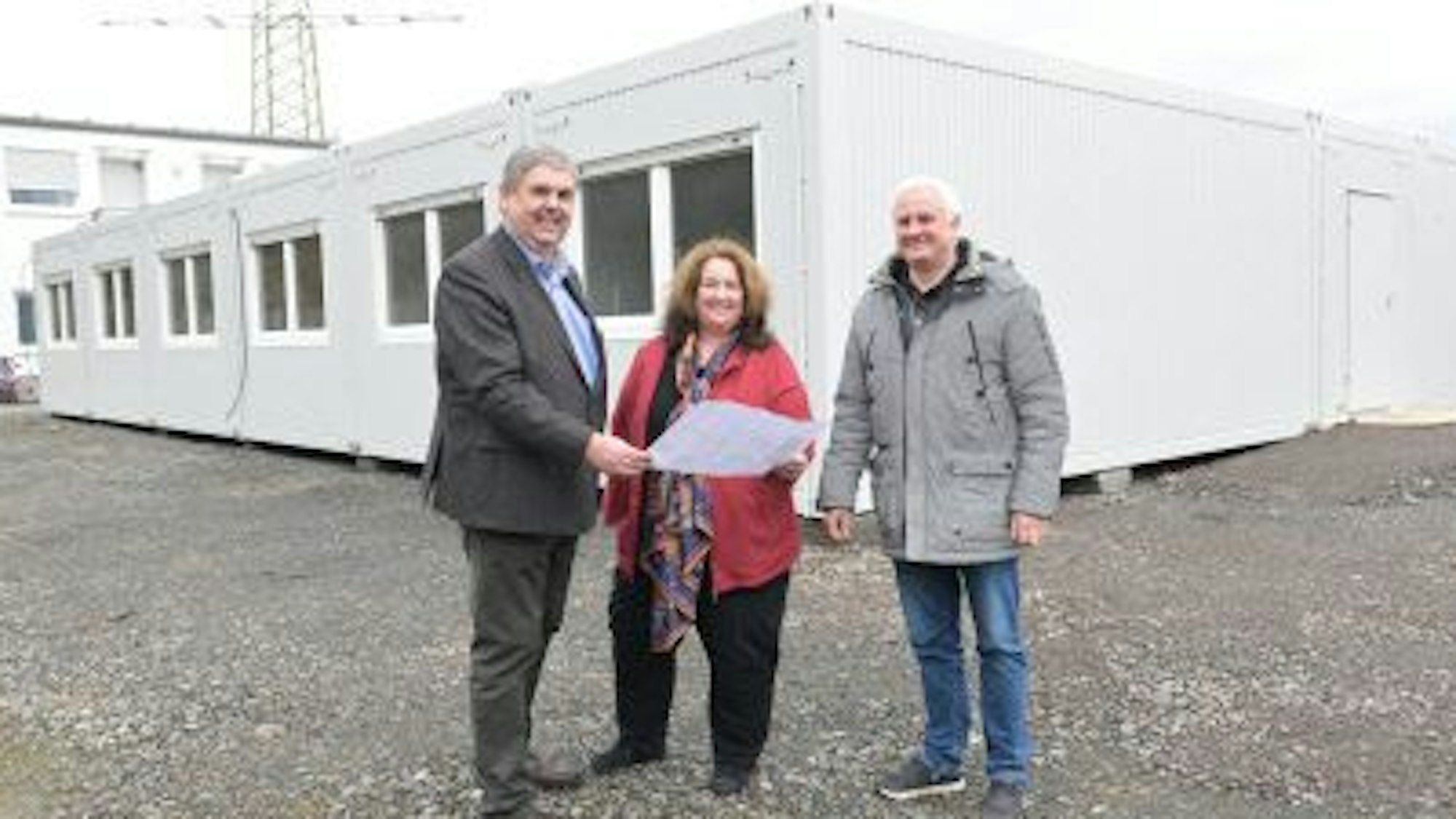 Vor einer Containerunterkunft für Asylsuchende zeigten sich der Beigeordnete Ulrich Kowalewski (l.) und Bürgermeisterin Bondina Schulze einig (mit im Bild: Christian Thönelt, r.).