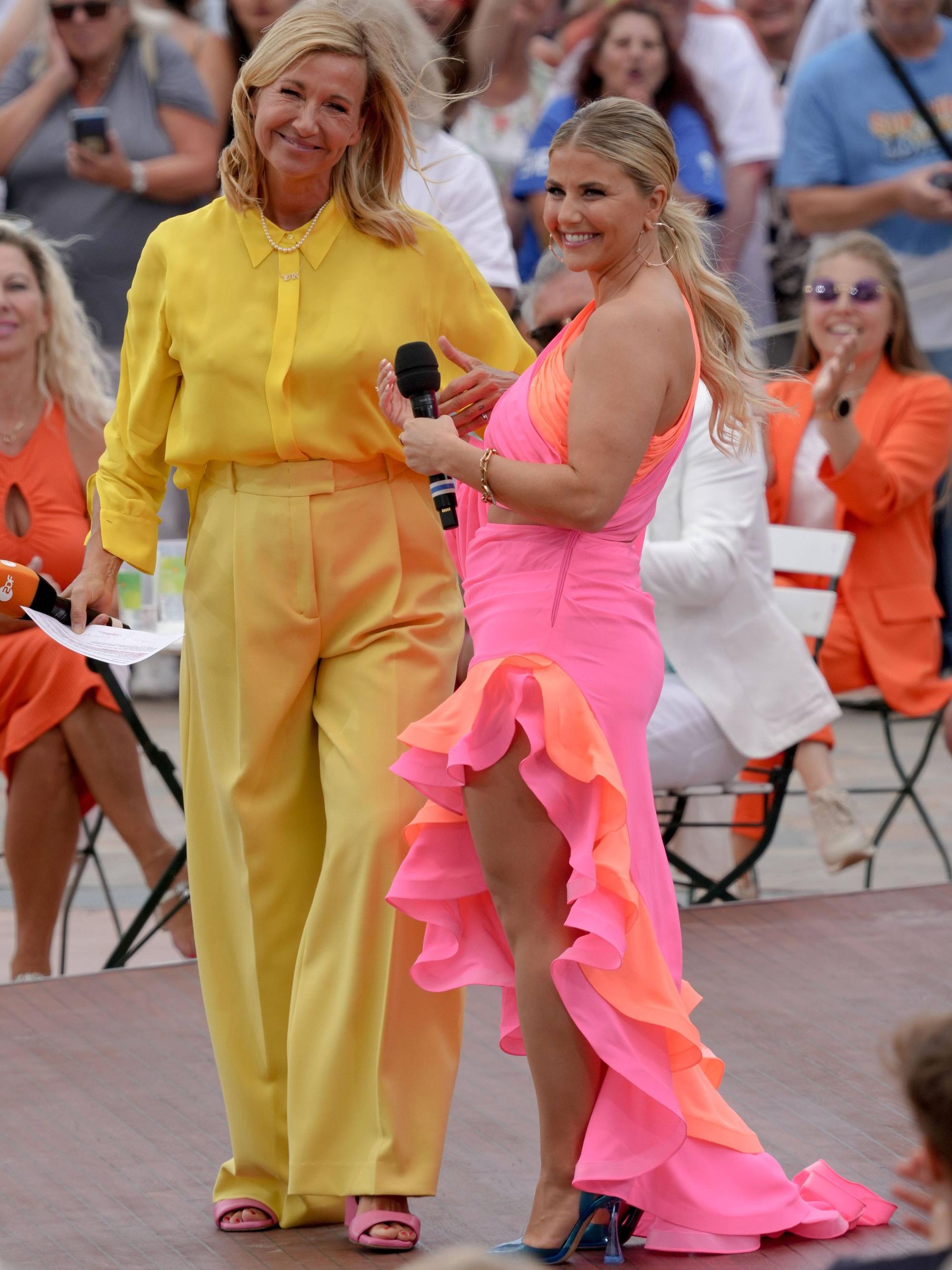 Andrea Kiewel und Beatrice Egli auf der Bühne.