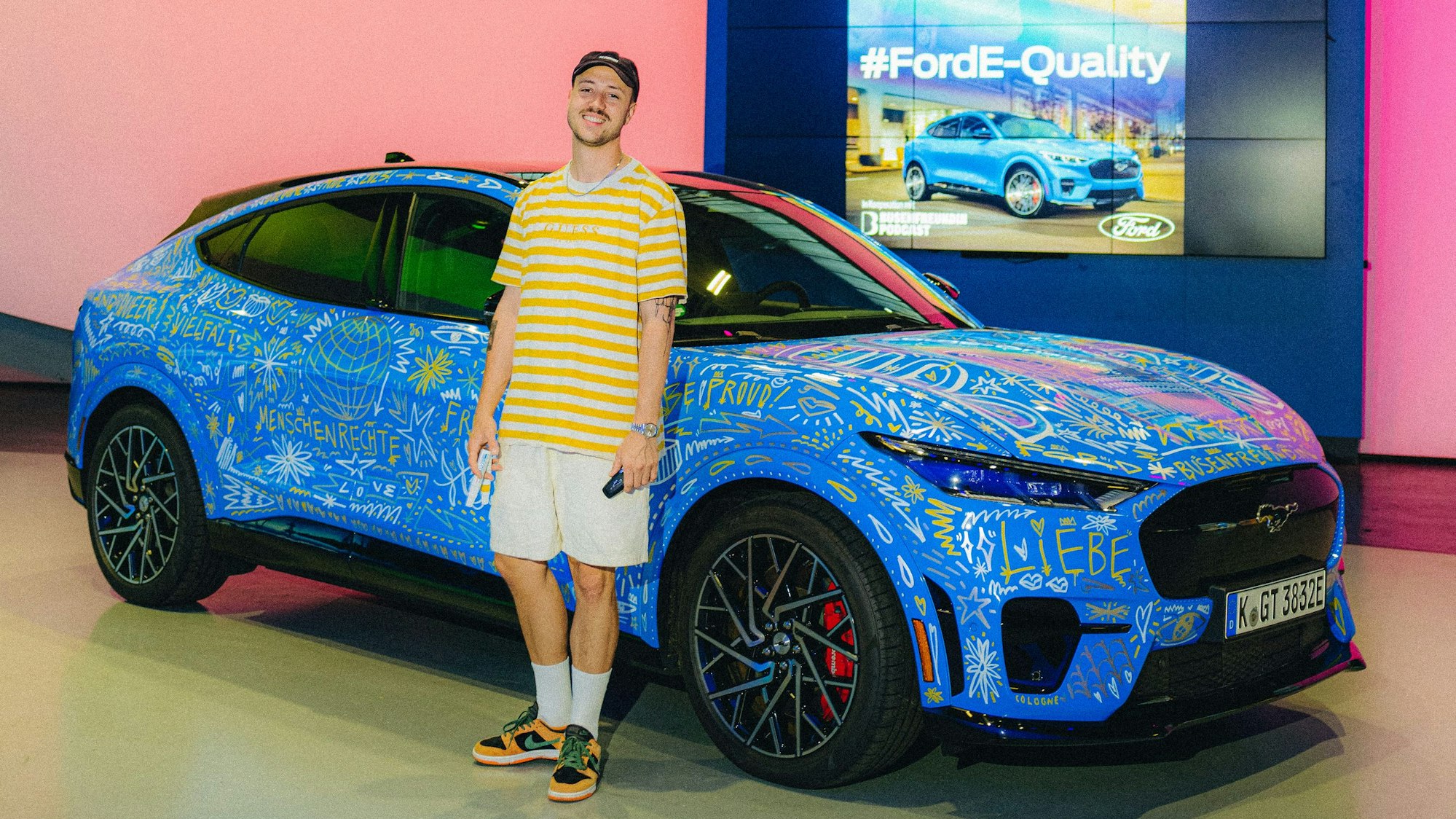 Jakob Schwald alias „Optik“ vor dem von ihm bemalten Ford Mustang