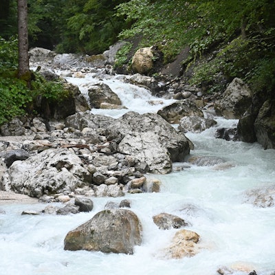 Der Hammersbach am Ausgang der Höllentalklamm. Die Stromschnellen schlängeln sich durch die Steine der Schlucht.