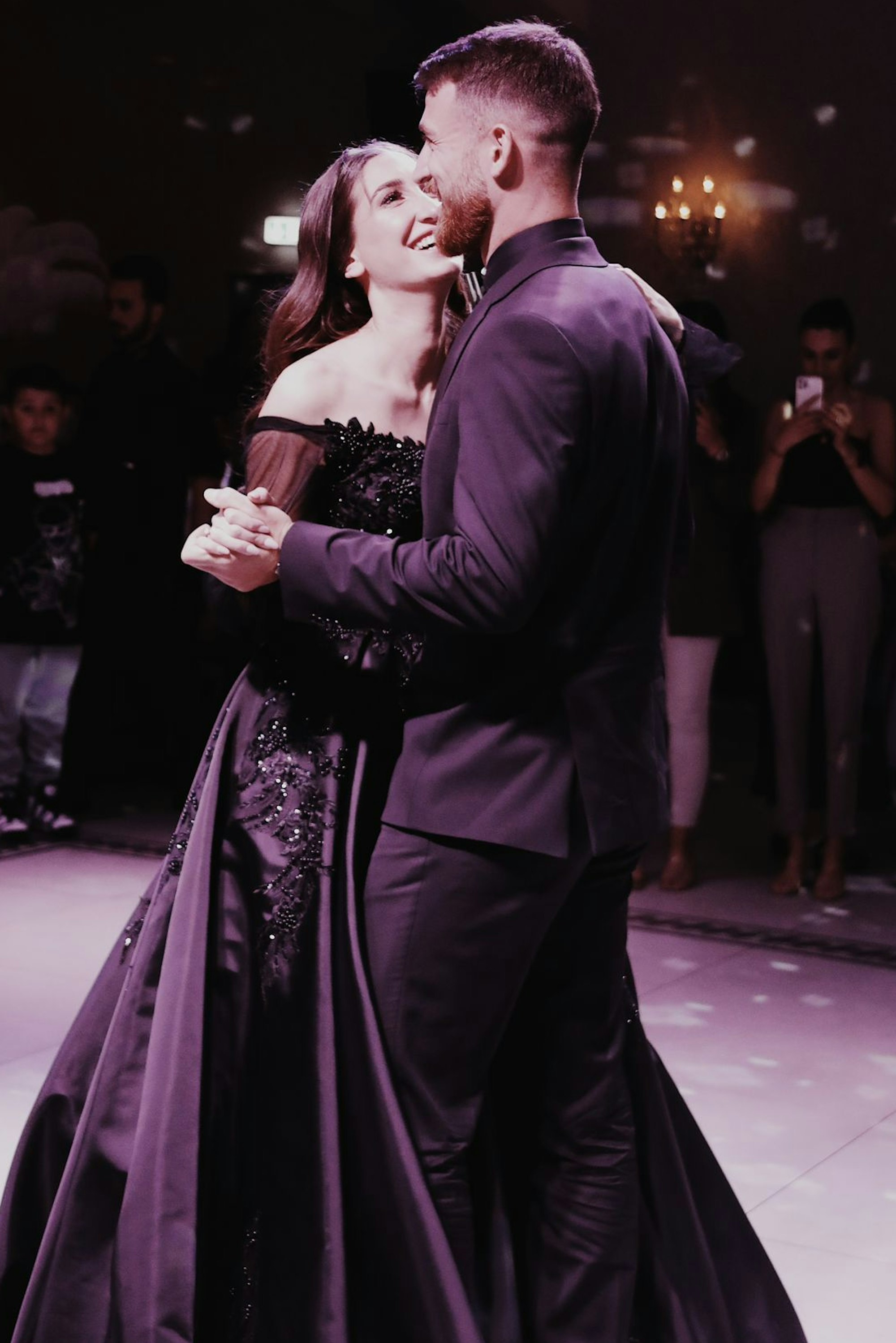 Salih Özcan von Borussia Dortmund tanzt in Köln mit seiner Verlobten Eda Yildiz.