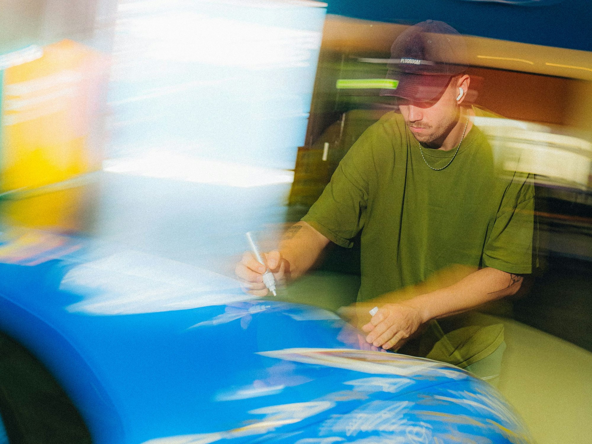 Der Künstler „Optik“ bemalt einen Ford Mustang.