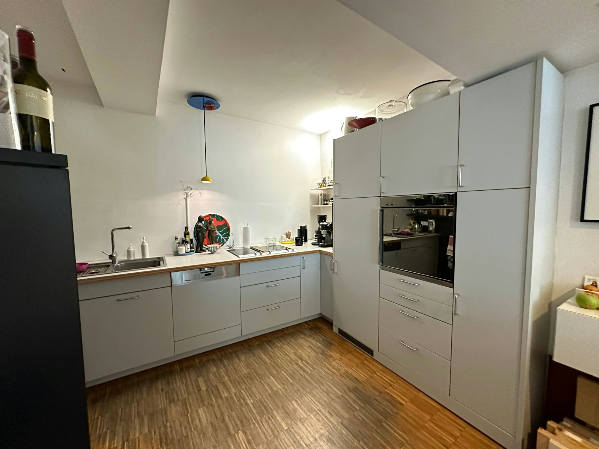 Eine weiße Küchenfront und ist zu sehen.