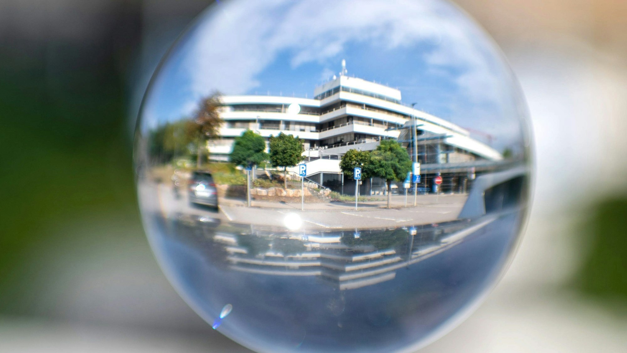 In einer Glaskugel spiegelt sich die Euskirchener Kreisverwaltung.