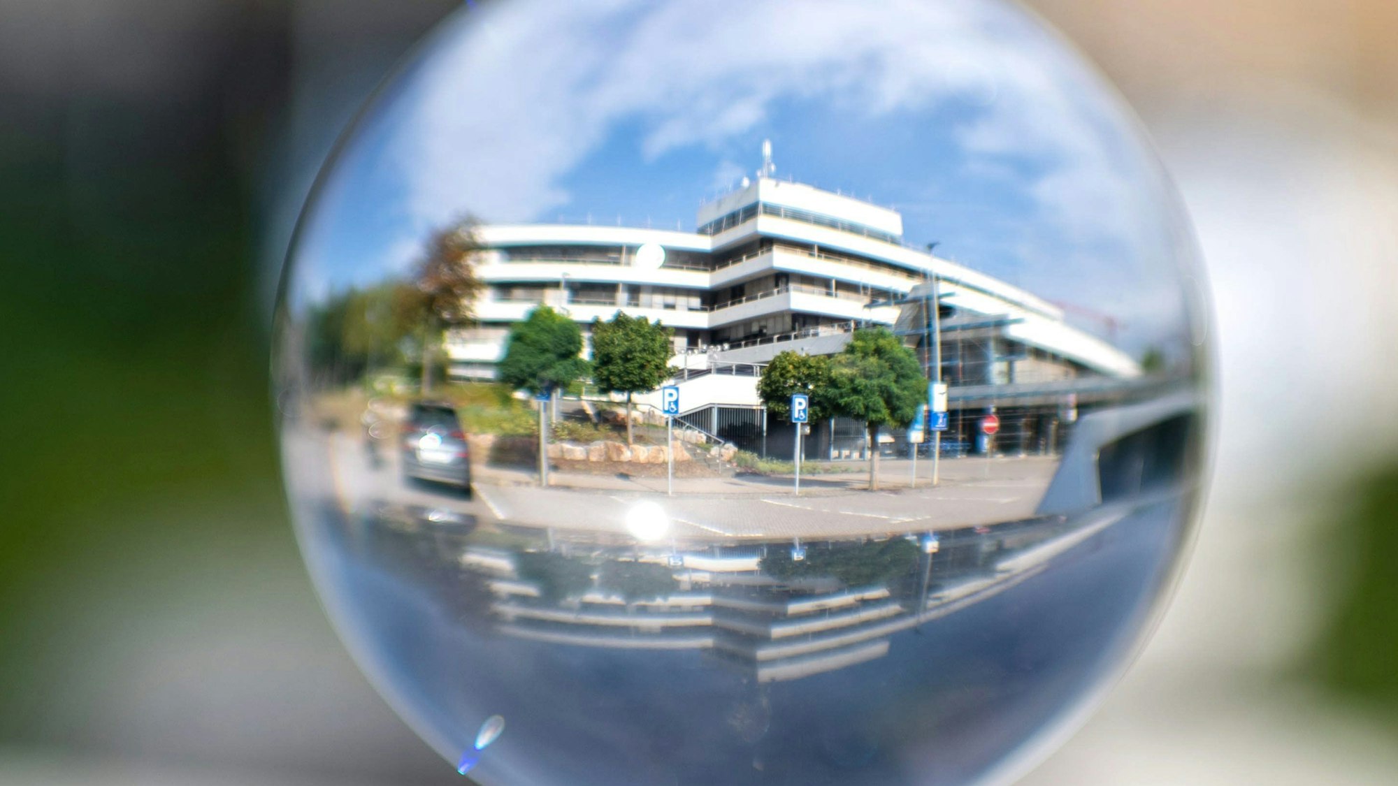Das Spiegelbild des Kreisverwaltungsgebäudes in einer Glaskugel.