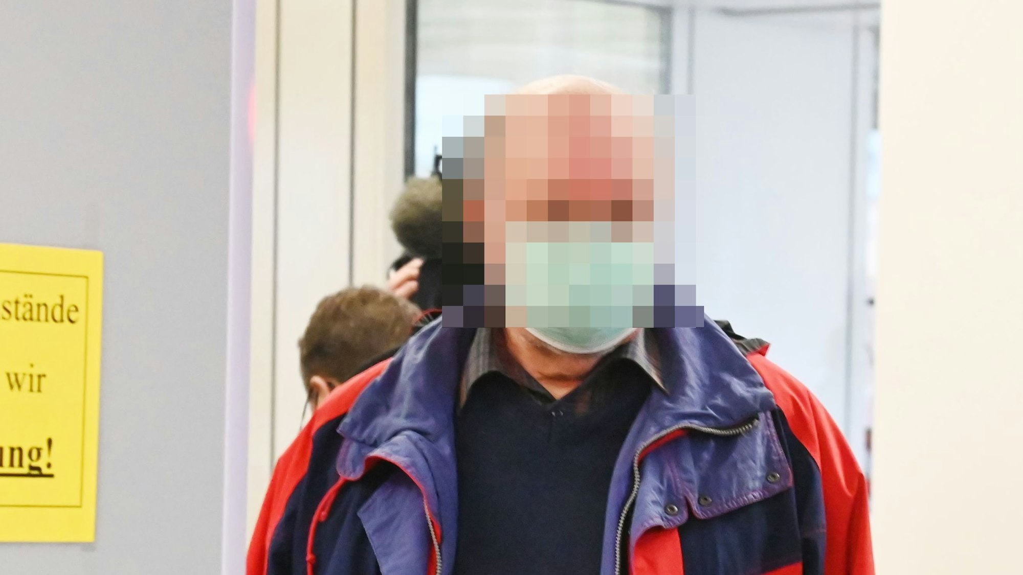 Priester Hans Ue. im Januar 2022 bei seinem Prozess am Amtsgericht Köln