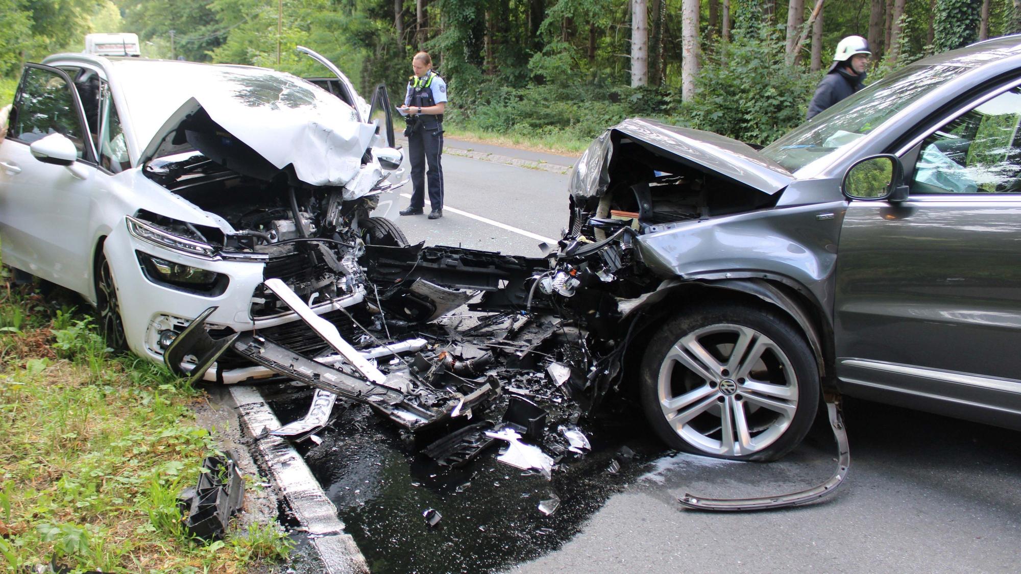 Vier Schwerverletzte bei Frontalzusammenstoß in Overath