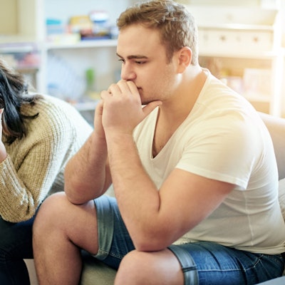Mann und Frau sitzen auf dem Sofa
