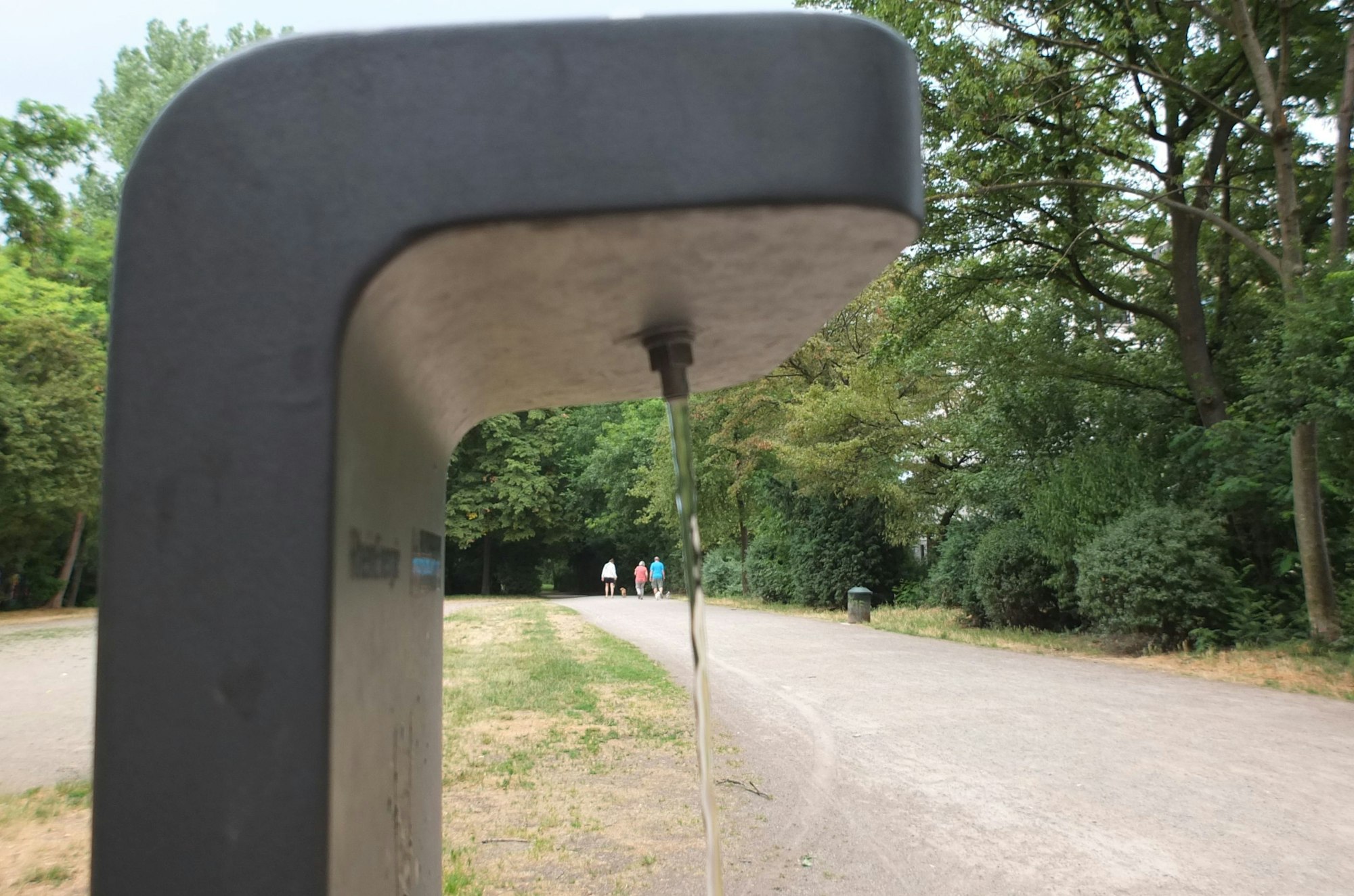 Ein Trinkwasserspender ist in Nahaufnahme zu sehen.