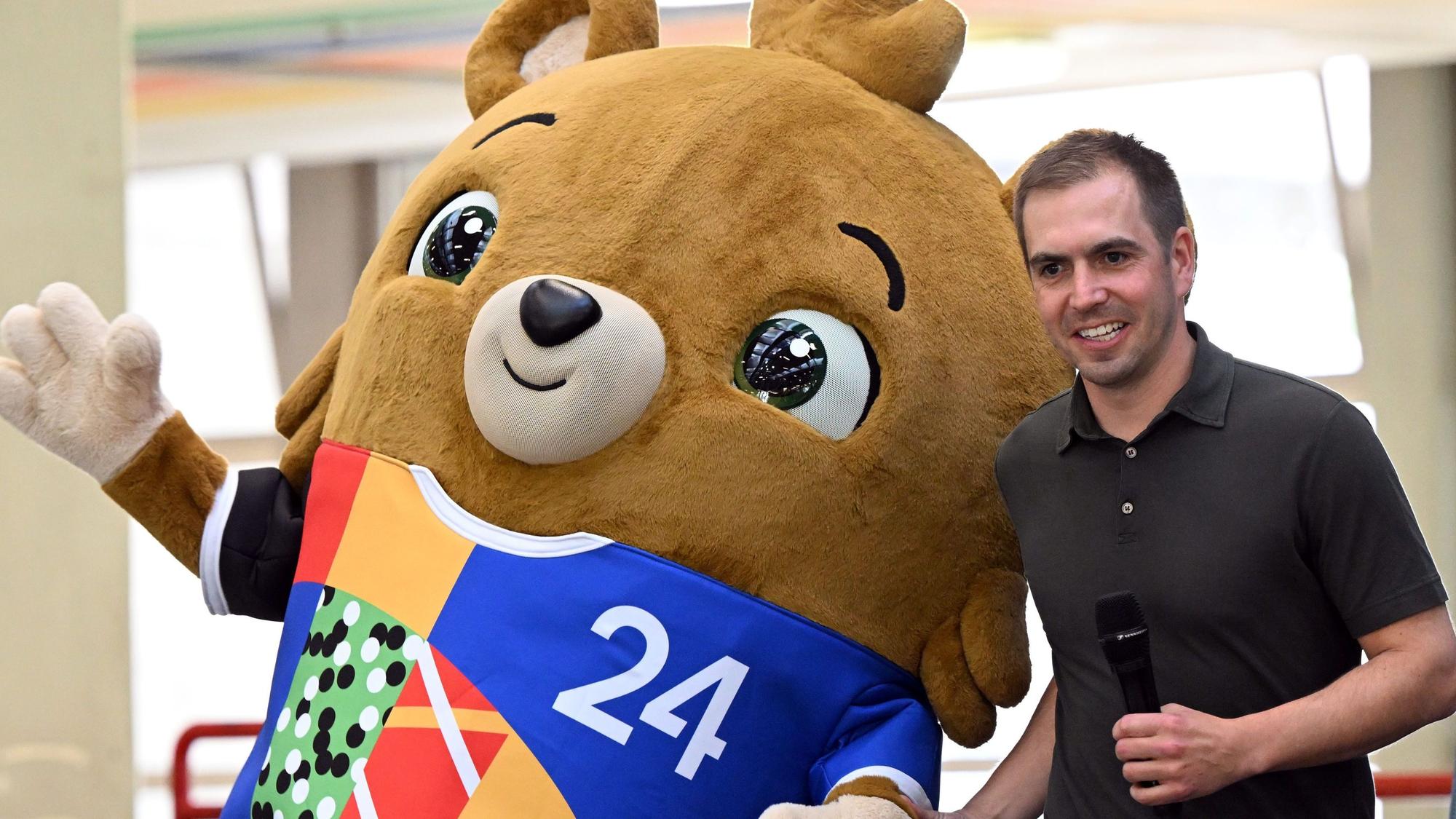 Das damals noch namenlose Maskottchen steht mit Turnierdirektor Philipp Lahm auf der Bühne. (Archivbild)