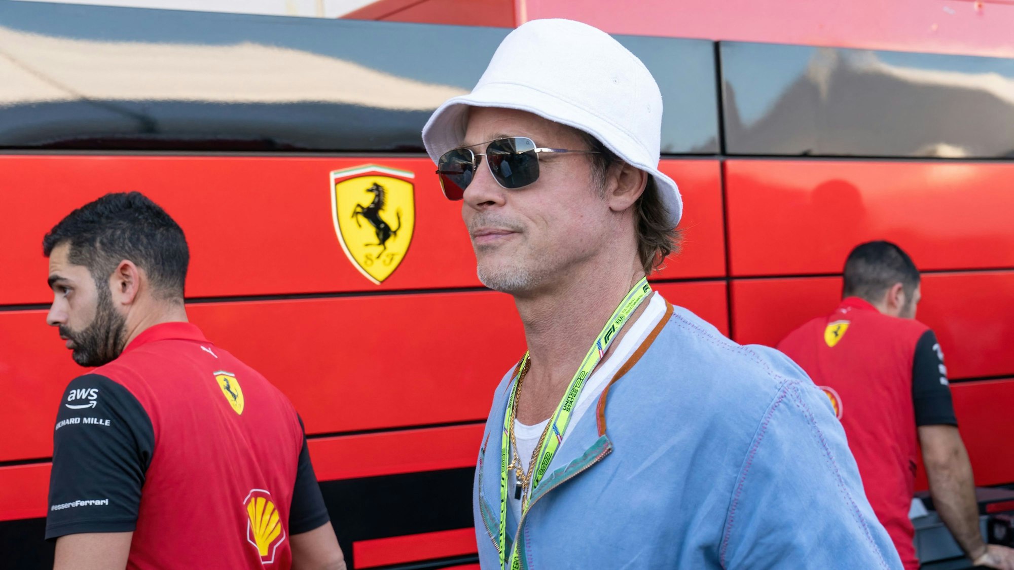 Brad Pitt guckt sich in der Boxengasse der Formel 1 um